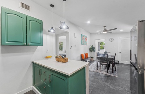 Plaza Terrace House | Modern Tampa Getaway - 1 mile from Bucs Stadium