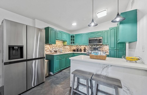 Plaza Terrace House | Modern Tampa Getaway - 1 mile from Bucs Stadium