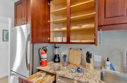 Bearss Plaza House | Modern Tampa Hideaway 10 min Downtown Tampa Ybor city