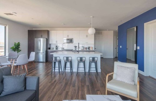 Tempe Apartment | Modern Tempe 2BD with Pool Gym Parking WD can Sleeps 6!