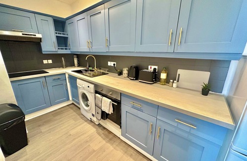 Bournemouth Apartment | Modern Three Bed Gem Near Beach - Sleeps 6 - Steam Shower - Fast WiFi - Garden