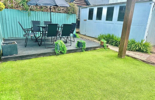 Bournemouth Apartment | Modern Three Bed Gem Near Beach - Sleeps 6 - Steam Shower - Fast WiFi - Garden