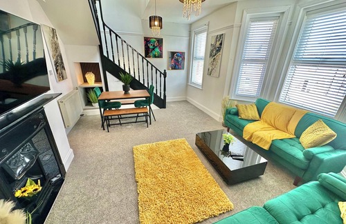 Bournemouth Apartment | Modern Three Bed Gem Near Beach - Sleeps 6 - Steam Shower - Fast WiFi - Garden