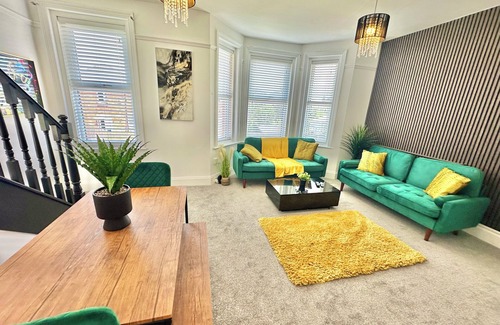 Bournemouth Apartment | Modern Three Bed Gem Near Beach - Sleeps 6 - Steam Shower - Fast WiFi - Garden