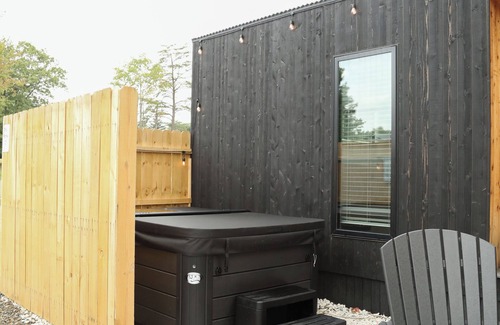 Milroy Cabin | Modern Tiny Home 29 w/Hot Tub!