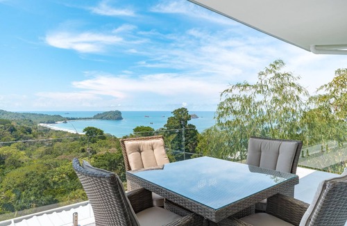 Manuel Antonio House | Modern Tower 7 Bdrms- AC,Ktchn,Elevator -19 guests
