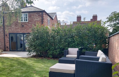 Shrewsbury House | Modern Town House spacious private garden with parking