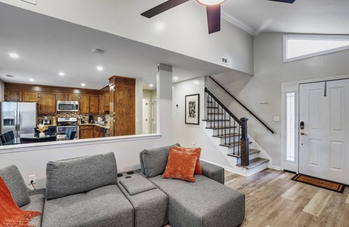 North Charleston House | Modern Townhome with Outdoor Patio & Fire Pit- Close to Airport and Attractions