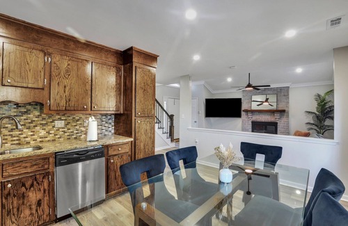 North Charleston House | Modern Townhome with Outdoor Patio & Fire Pit- Close to Airport and Attractions