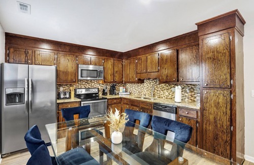 North Charleston House | Modern Townhome with Outdoor Patio & Fire Pit- Close to Airport and Attractions