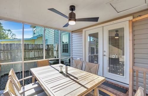 North Charleston House | Modern Townhome with Outdoor Patio & Fire Pit- Close to Airport and Attractions