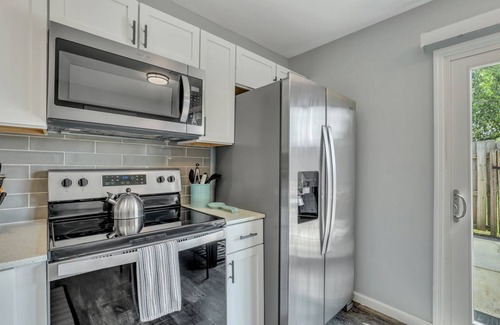 North Charleston House | Modern Townhome Near Airport & Downtown Charleston