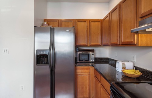 Washington House | Modern Townhome + Free Parking