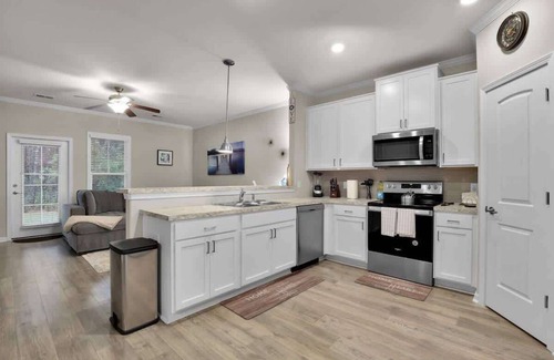Pooler Condo | Modern Townhome in Pooler | Pool & Trails