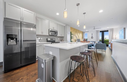 Katie Hill Neighborhood House | Modern Townhome Near Broadway | Views of DT