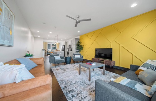 Katie Hill Neighborhood House | Modern Townhome Near Broadway | Views of DT