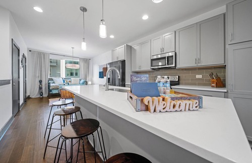 Katie Hill Neighborhood House | Modern Townhome Near Broadway | Views of DT