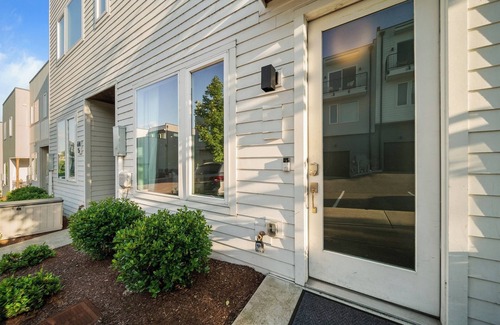 Katie Hill Neighborhood House | Modern Townhome Near Broadway | Views of DT