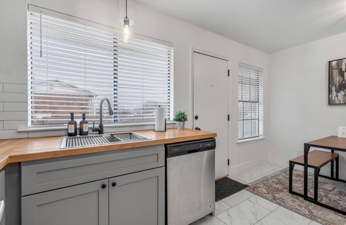 South Arlington House | Modern Townhome w/Deck and Fast Wifi 7 min from AT&T Stadium