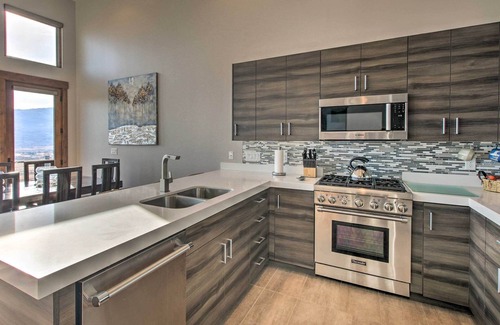 Eden House | Modern Townhome w/Mtn Views < 7 Mi to Ski Resorts