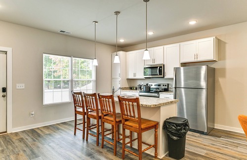 Lincoln Heights House | Modern Townhome w/Yard: 5 Mi to Dtwn Charlotte