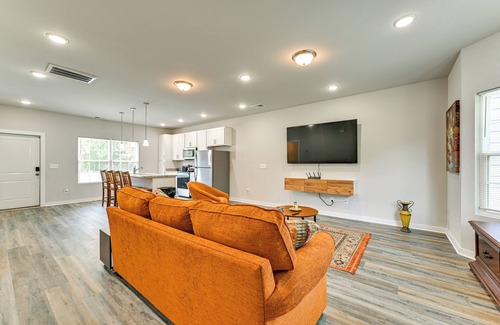 Lincoln Heights House | Modern Townhome w/Yard: 5 Mi to Dtwn Charlotte