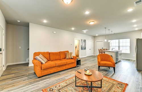 Lincoln Heights House | Modern Townhome w/Yard: 5 Mi to Dtwn Charlotte