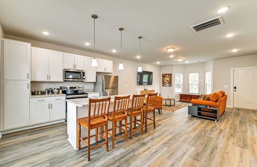 Lincoln Heights House | Modern Townhome w/Yard: 5 Mi to Dtwn Charlotte