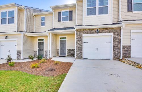 Kernersville House | Modern Townhome with Private Yard in Kernersville!