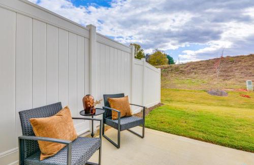 Kernersville House | Modern Townhome with Private Yard in Kernersville!