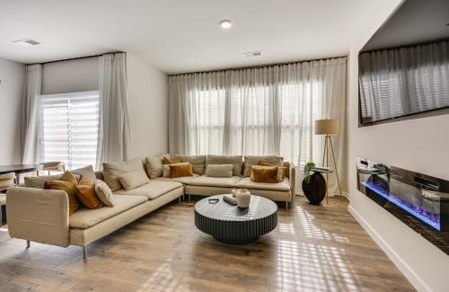 Kernersville House | Modern Townhome with Private Yard in Kernersville!