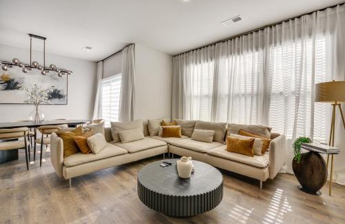 Kernersville House | Modern Townhome with Private Yard in Kernersville!