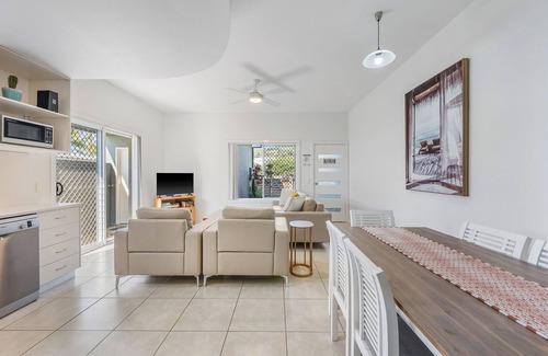 Crescent Head Apartment | Modern Townhouse in the Heart of Crescent Head.