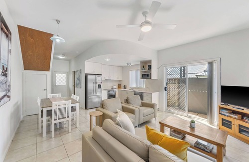 Crescent Head Apartment | Modern Townhouse in the Heart of Crescent Head.