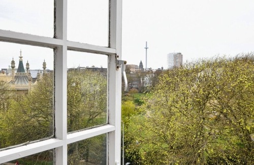 Brighton City Centre House | Modern townhouse in Central Brighton, sleeping 15-32 guests. 2 Mins to beach