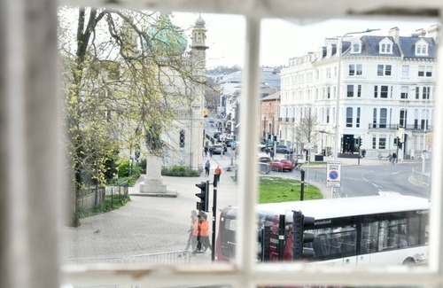 Brighton City Centre House | Modern townhouse in Central Brighton, sleeping 15-32 guests. 2 Mins to beach