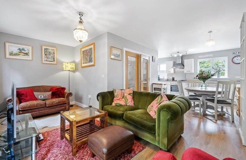 Mabe House | Modern Townhouse in Penryn with Private Parking