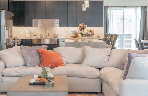 The Gate Condo | Modern Townhouse, Perfect STL Stay / ABODEbucks