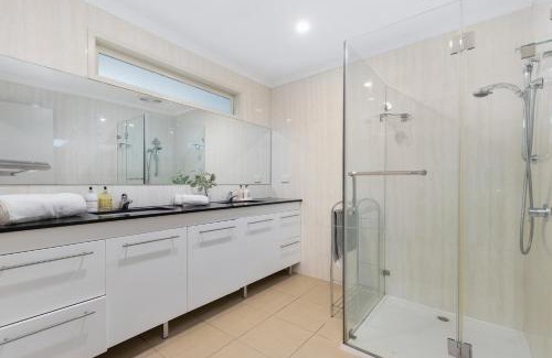 Wheelers Hill House | Modern Tranquil Getaway