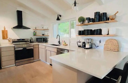 Little River Cabin | Modern & Tranquil ~ Mins to Coast ~ ♛Hot Tub ~ BBQ