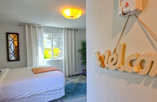 South Wrigley House | Modern Tropical Studio with PRIVATE Jacuzzi