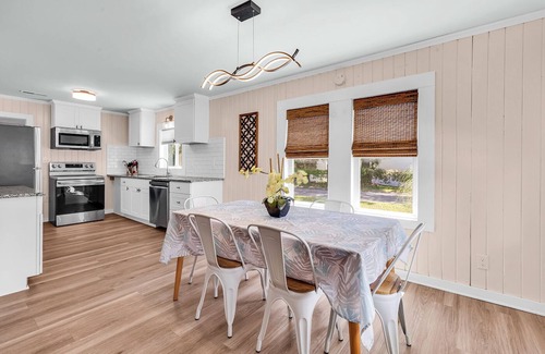 Garden City House | Modern Tropical Bungalow-Golf cart! Pet friendly. Sleeps 8