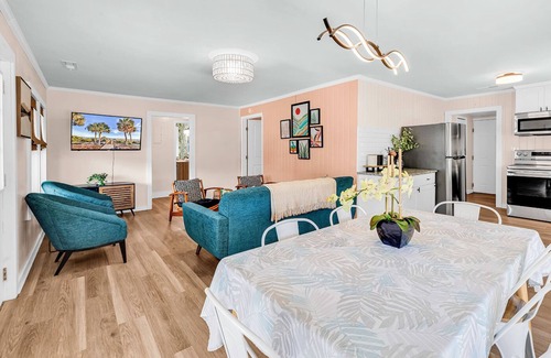 Garden City House | Modern Tropical Bungalow-Golf cart! Pet friendly. Sleeps 8