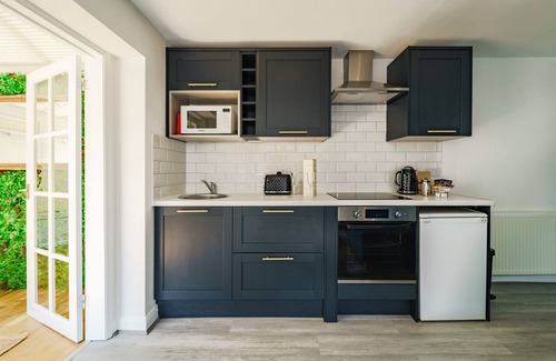 City Centre Apartment | Modern twin studio with kitchenette