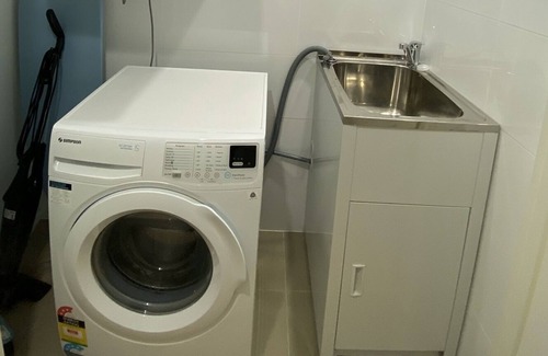 Asquith Apartment | Modern two bedroom apartment/shops/trains
