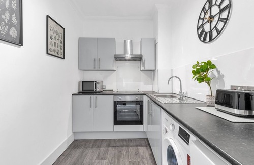 South Woodford Apartment | Modern Two-Bedroom Apartment with Free Parking!