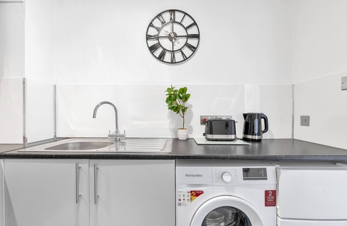 South Woodford Apartment | Modern Two-Bedroom Apartment with Free Parking!