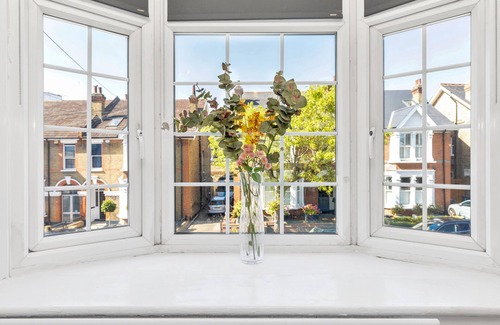 South Woodford Apartment | Modern Two-Bedroom Apartment with Free Parking!