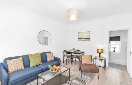 South Woodford Apartment | Modern Two-Bedroom Apartment with Free Parking!