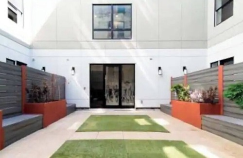 Crown Heights Apartment | Modern Two Bedroom Apt. (Elevator, Laundry & gym)